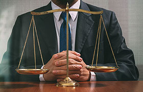 Адвокат должен строить свои взаимоотношения с юридическими фирмами на основе правил адвокатской профессии, а не правил «свободного рынка»